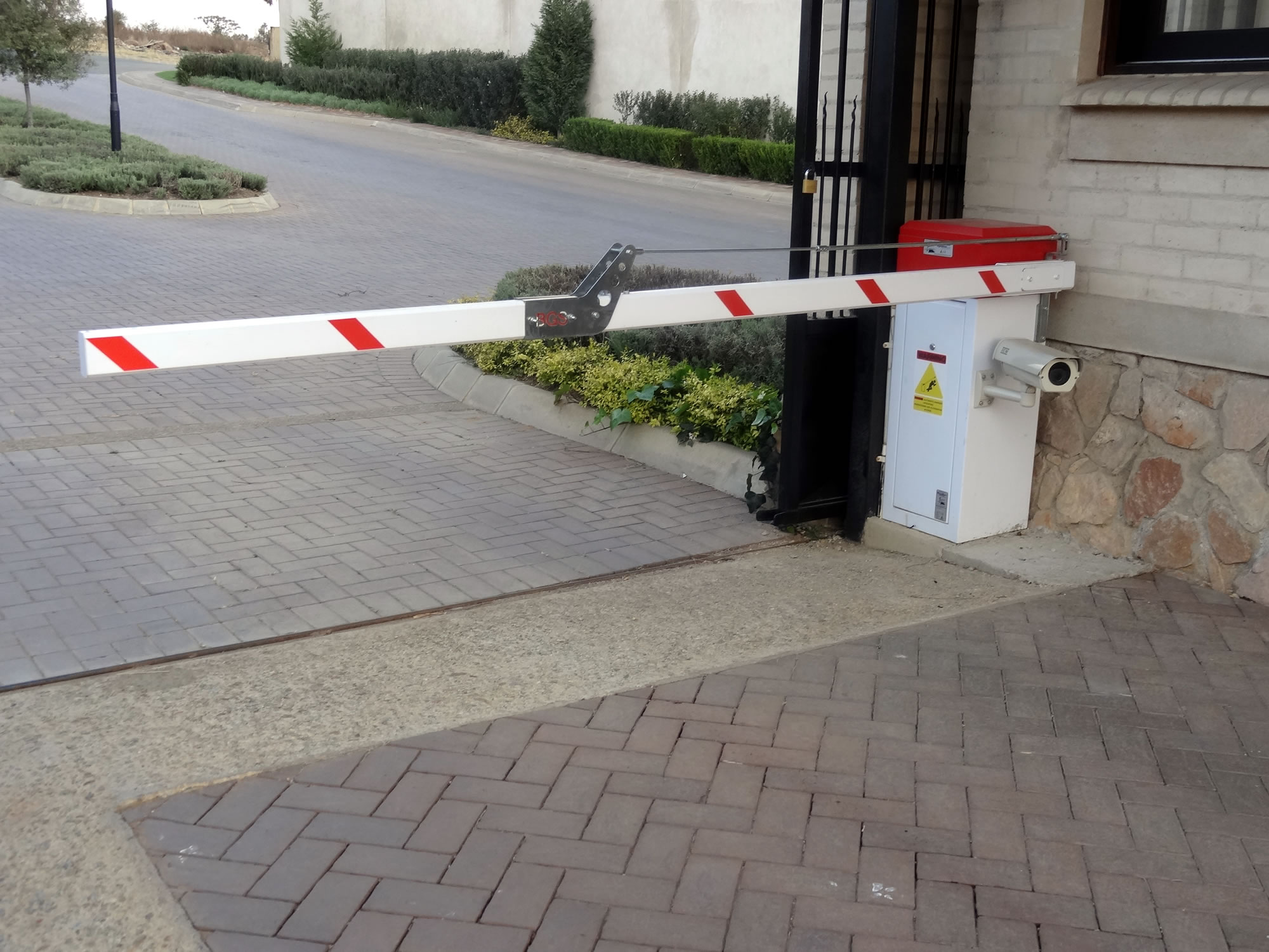 manual security boom gates